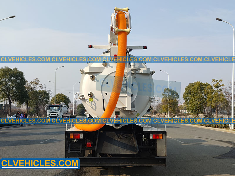 sewage vacuum and recycling truck