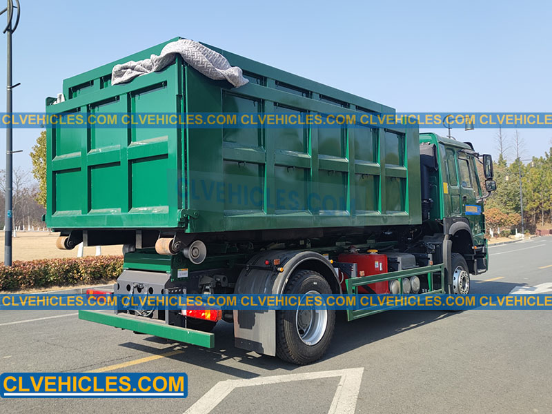 Carriage detachable garbage truck
