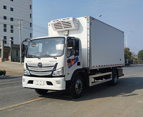 Một chiếc xe tải tủ lạnh FOTON được vận chuyển đến Bờ Biển Ngà