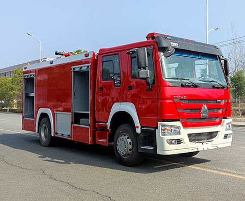 Một chiếc xe tải chữa cháy bình bọt HOWO 10000L đến Pakistan