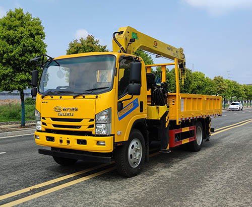 Một chiếc xe tải chở hàng ISUZU tay lái bên phải (RHD) có cần cẩu 7 tấn được vận chuyển đến Pakistan.
