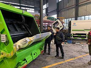 khách hàng từ Hàn Quốc đến nhà máy và nghiên cứu thiết bị máy nén rác