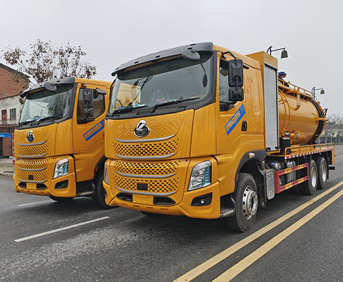 Hai chiếc xe hút chân không áp suất cao CHENGLONG H7 14CBM được vận chuyển đến Thái Lan.