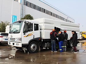 đào tạo nhà máy-khách hàng từ Nam Phi đào tạo vận hành xe tải quét rác
