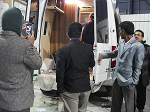 khách hàng từ bangladesh đến nhà máy và nghiên cứu xe tải phẳng và xe du lịch