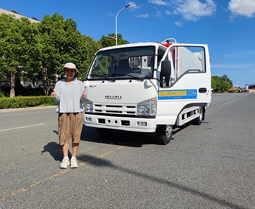 Hai xe chở rác ép rác ISUZU dòng N được vận chuyển đến Các Tiểu Vương quốc Ả Rập Thống nhất