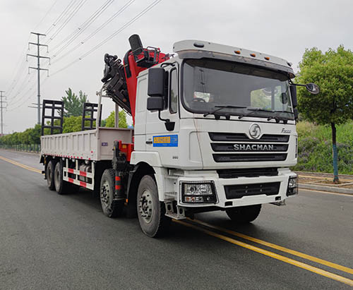 Một chiếc xe tải chở hàng SHACMAN F3000 có cần cẩu 18 tấn được vận chuyển đến Uganda.