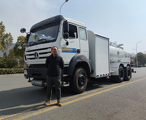 Một đơn vị máy bay Beiben 5000L tiếp nhiên liệu xe tải đến Congo