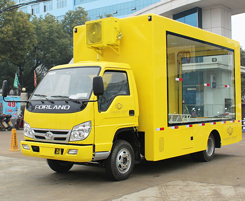 1 chiếc xe tải trưng bày quảng cáo đã sẵn sàng vận chuyển đến Myanmar