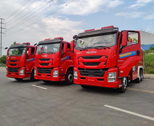 Ba chiếc xe tải chở bọt chữa cháy ISUZU GIGA 15 tấn được vận chuyển đến Venezuela.