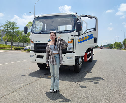Một đơn vị xe tải chở hàng HOWO RHD 10 tấn đến Tanzania