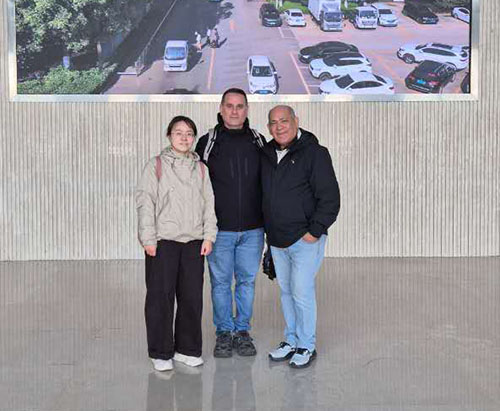 Khách hàng từ Venezuela đến thăm CLVEHICLES.COM và kiểm tra xe cứu hỏa