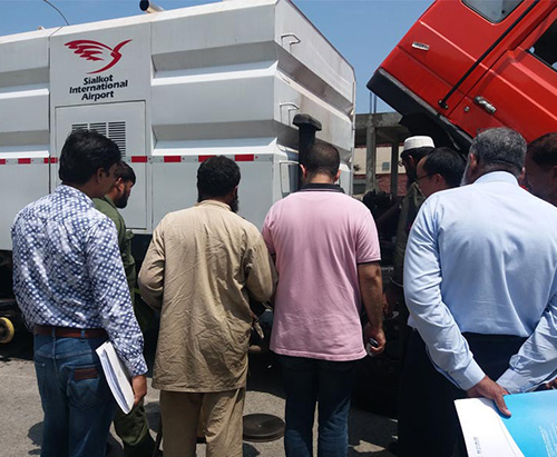 Xe tải quét đường băng đào tạo tại chỗ cho sân bay quốc tế Sialkot ở Pakistan