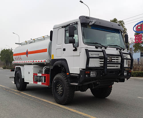 Một chiếc xe tải chở nhiên liệu HOWO 4WD 4X4 đến Côte d'Ivoire
        