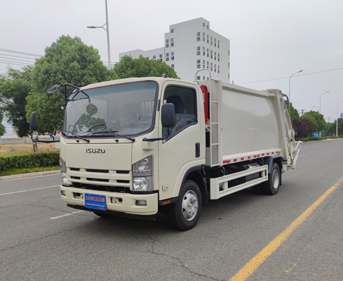 Một chiếc xe tải rác nén ISUZU 700P được vận chuyển đến Grenada