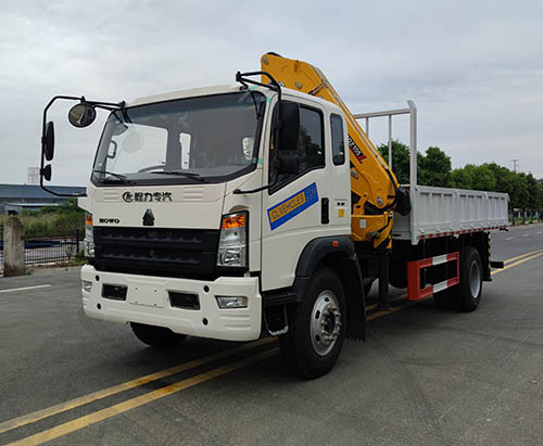 Một chiếc xe tải HOWO với cần cẩu XCMG 5 tấn được vận chuyển đến Bờ Biển Ngà