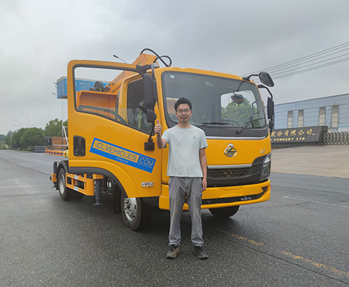 Một đơn vị tàu vận tải làm việc trên không 20m đến Thái Lan