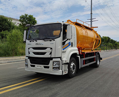 Một chiếc xe tải bồn hút chân không ISUZU FTR 12CBM vận chuyển đến Cape Verde