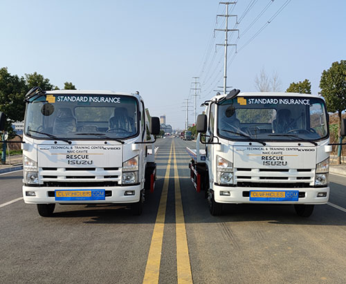 Hai chiếc xe cứu hộ thùng phẳng ISUZU ELF được vận chuyển đến Philippines.