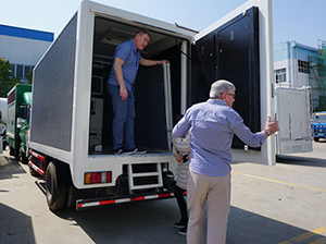 khách hàng từ Vương quốc Anh đến nhà máy và nghiên cứu xe tải màn hình LED của chúng tôi