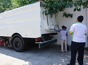 khách hàng từ malaysia đến nhà máy và nghiên cứu xe tải quét rác của chúng tôi