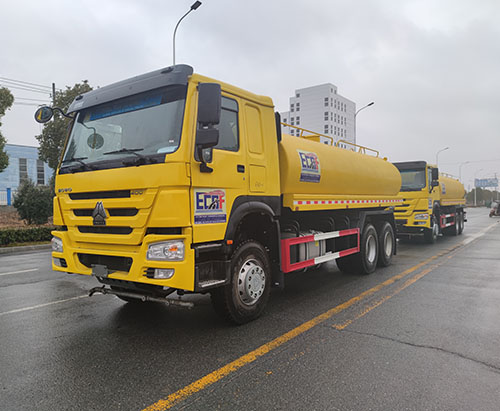 Hai chiếc xe tải chở nước của HOWO vận chuyển đến Ghana
        