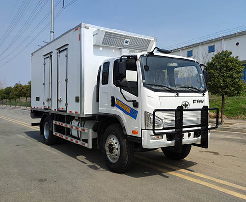 Một xe tải vận chuyển cá sống FAW 5m đến Mali.