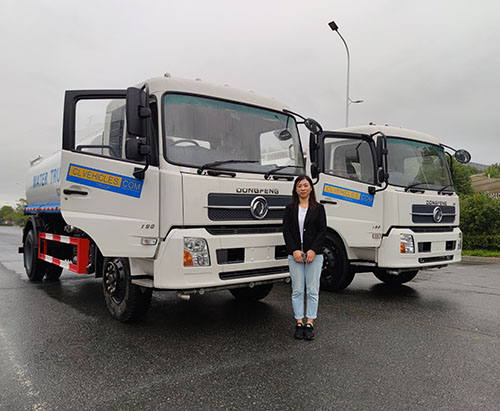 Hai xe tải chở máy phun nước DONGFENG KINGRUN 12000L đến Uganda