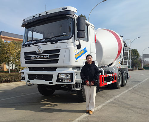 Một chiếc xe tải trộn bê tông SHACMAN RHD 10CBM được vận chuyển đến Uganda